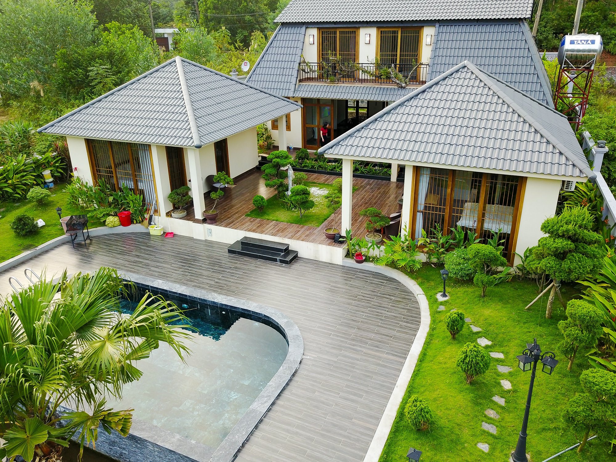 So s&aacute;nh Homestay với Bungalow s&oacute;c sơn
